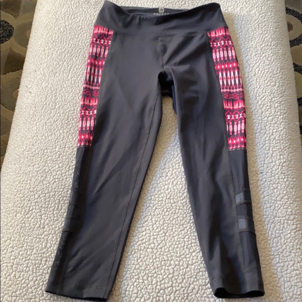 NWOT Free 2 B workout capris size small